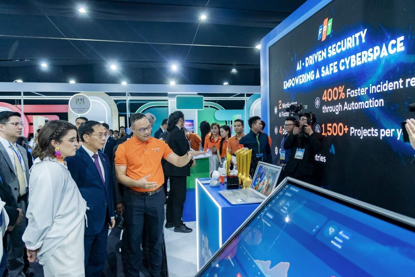 FPT trình diễn giải pháp an ninh mạng chủ động, bảo vệ niềm tin số của Việt Nam tại triển lãm công ước Hà Nội FPT trình diễn giải pháp an ninh mạng chủ động, bảo vệ niềm tin số của Việt Nam tại triển lãm công ước Hà Nội