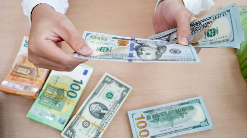 Giá USD chợ đen tăng không ngừng