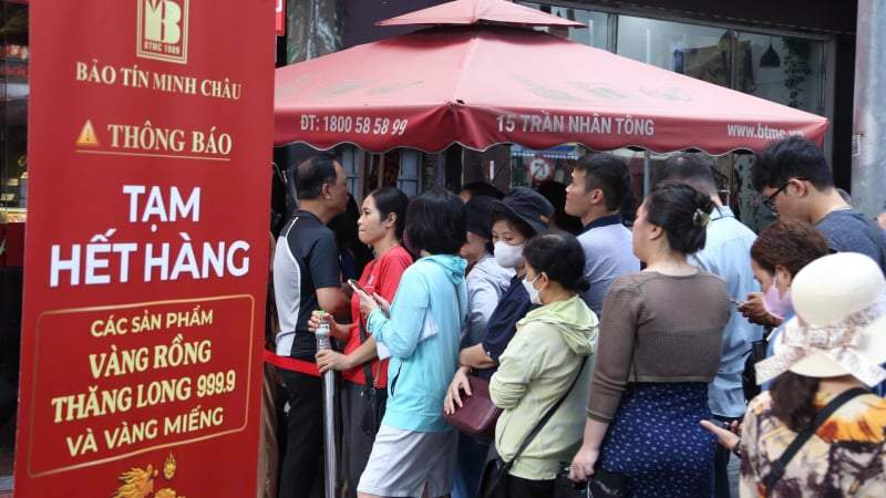 Giá vàng SJC chợ đen 190 triệu đồng/lượng, người dân xếp hàng ngày càng dài