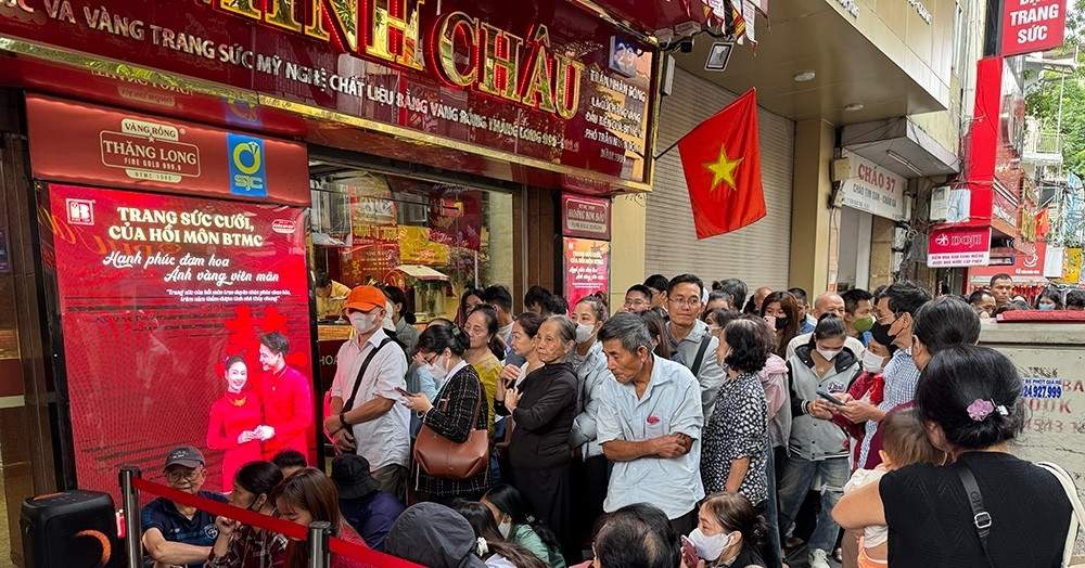 Giá vàng biến động mạnh, mua vào bất chấp như cầm ‘hòn than nóng’