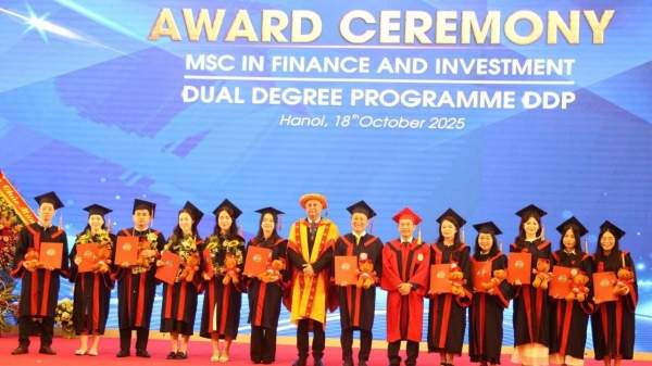 Học viện Tài chính: Viện Đào tạo quốc tế trao bằng tốt nghiệp cho 12 thạc sĩ và 132 tân cử nhân DDP Học viện Tài chính: Viện Đào tạo quốc tế trao bằng tốt nghiệp cho 12 thạc sĩ và 132 tân cử nhân DDP
