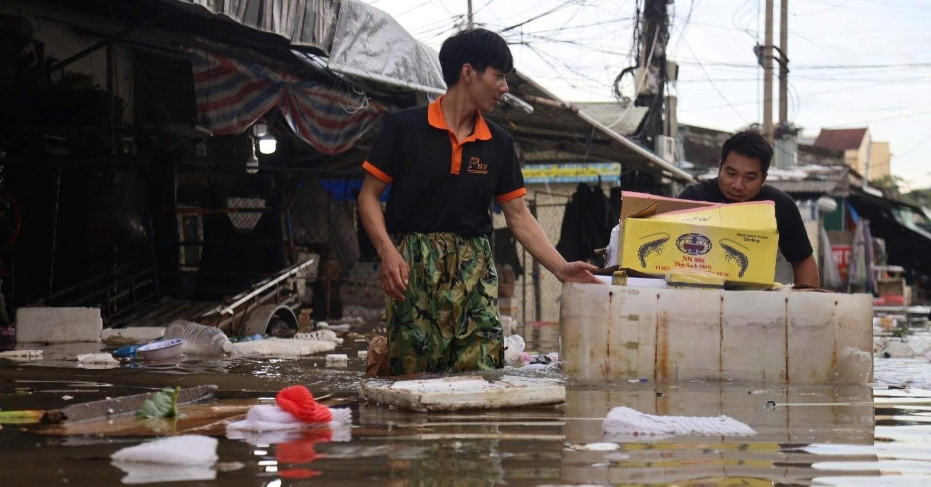 Lũ tràn về sau bão số 10, tiểu thương Nghệ An lội nước vớt tài sản