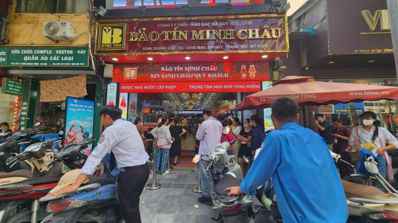 Người dân xếp hàng, nhà vàng tạm dừng bán