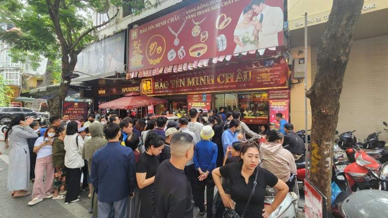 Nhà vàng bán số lượng lớn, người dân ồ ạt đi mua