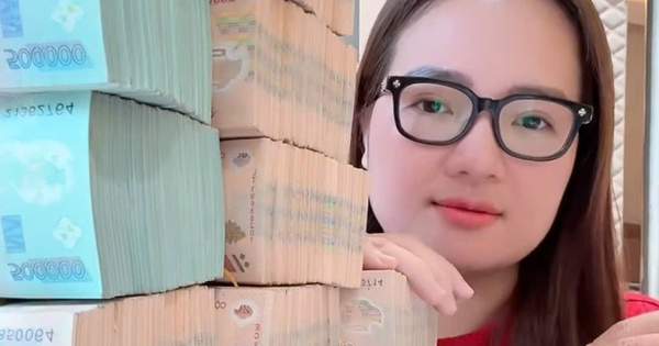 Những màn khoe của “gây choáng” của Hoàng Hường