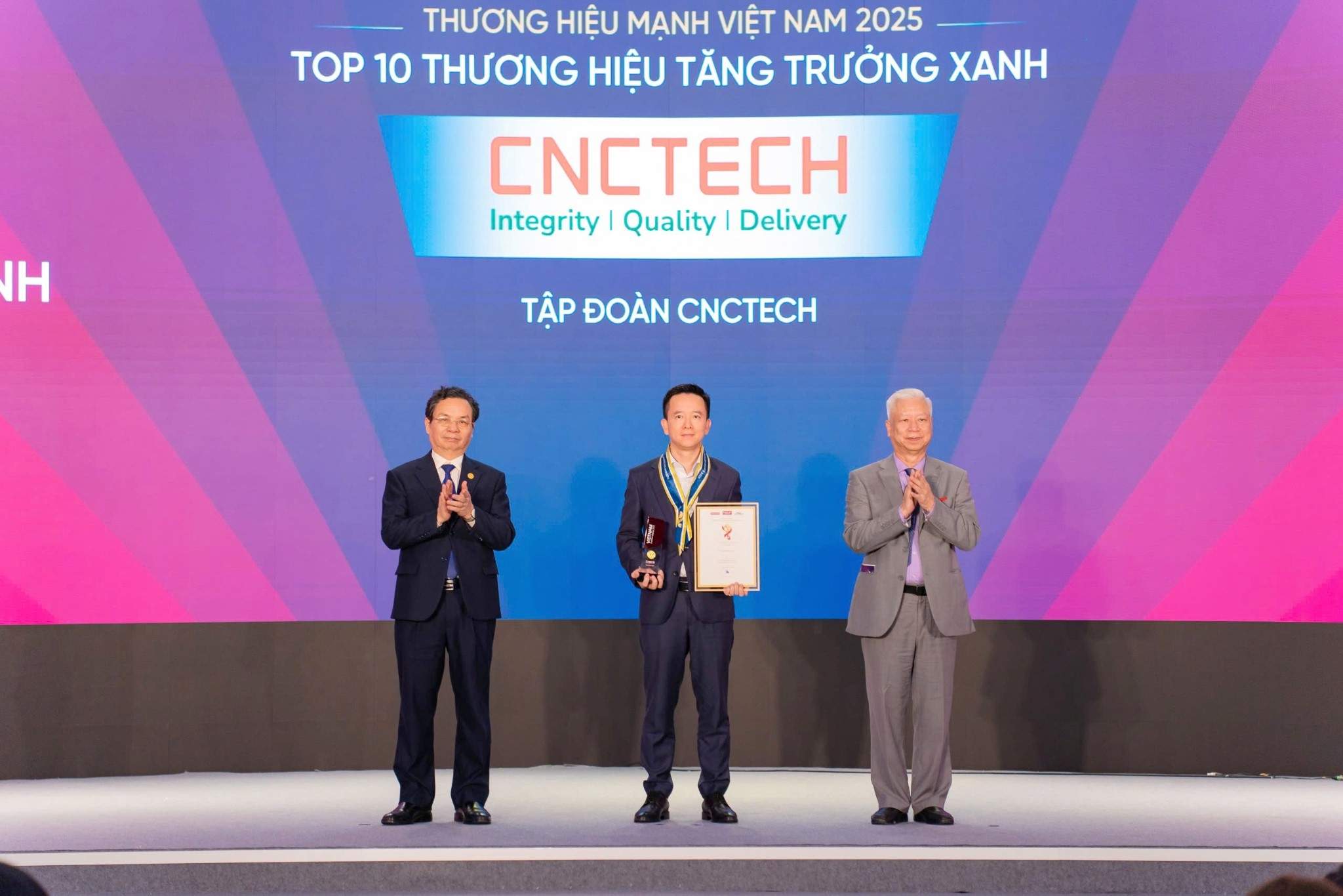 Phát triển công nghiệp bền vững, CNCTech lọt "Top 10 Thương hiệu tăng trưởng xanh" 2025 Phát triển công nghiệp bền vững, CNCTech lọt "Top 10 Thương hiệu tăng trưởng xanh" 2025