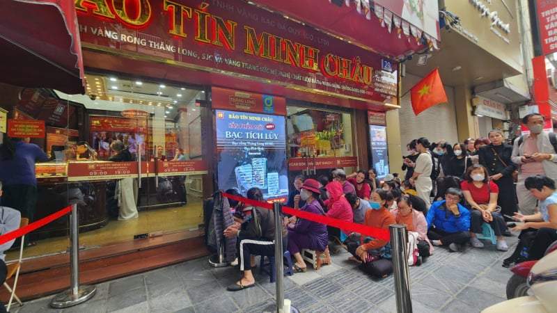 Phố vàng thất thủ, dòng người xếp hàng dài xuyên trưa