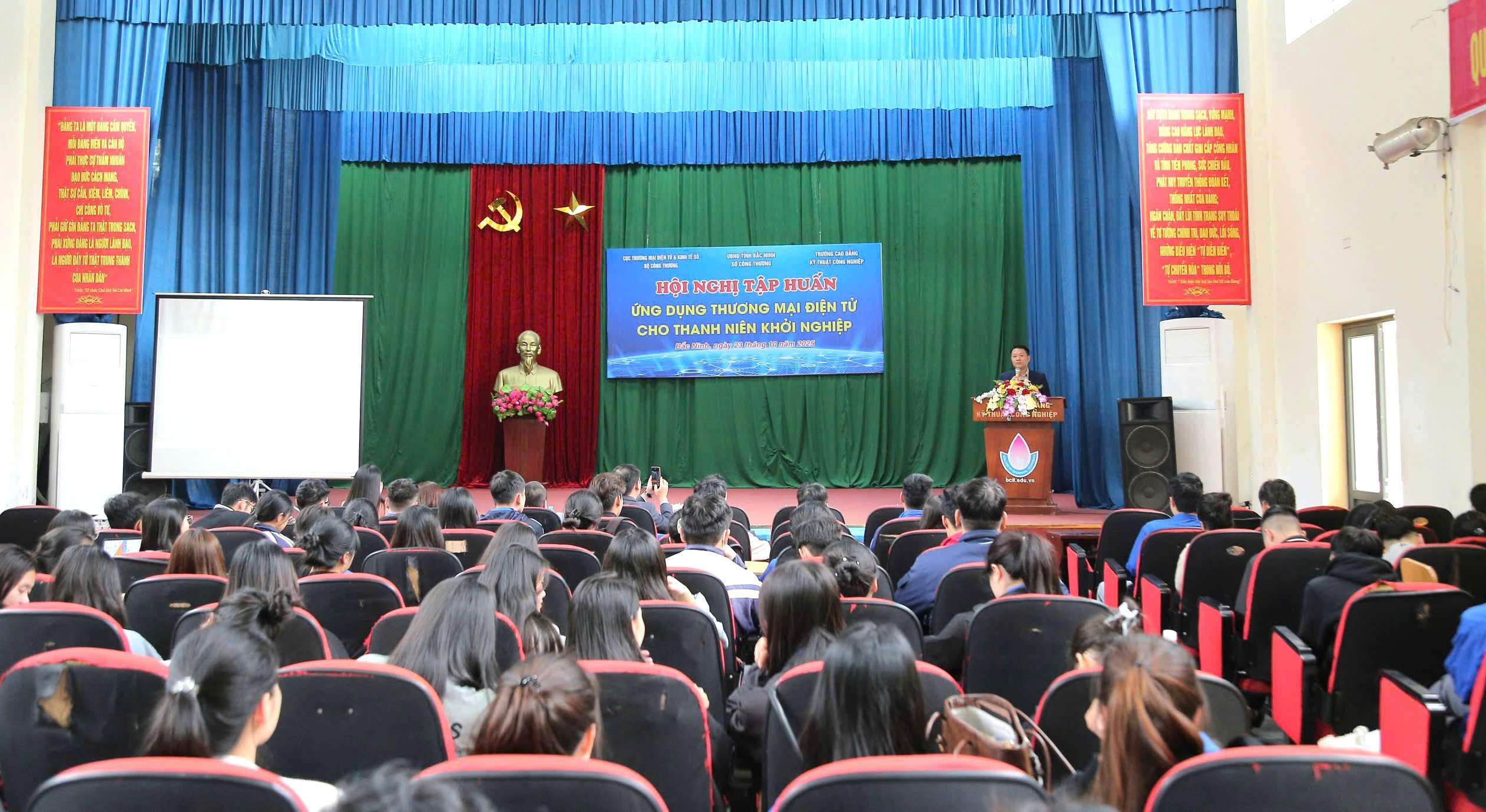 Trang bị kỹ năng số, mở lối ra “cửa hàng toàn cầu” cho thanh niên Trang bị kỹ năng số, mở lối ra “cửa hàng toàn cầu” cho thanh niên