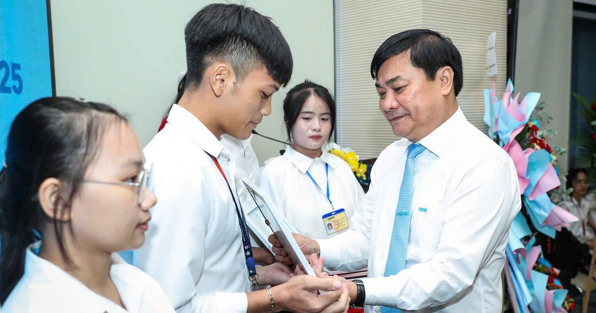 Trao 20 suất học bổng Nguyễn Thái Bình cho tân sinh viên Quảng Ngãi tại TP.HCM Trao 20 suất học bổng Nguyễn Thái Bình cho tân sinh viên Quảng Ngãi tại TP.HCM