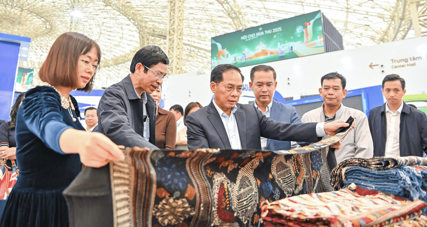 Trước lễ khai mạc, Phó Thủ tướng kiểm tra công tác tổ chức Hội chợ Mùa Thu 2025