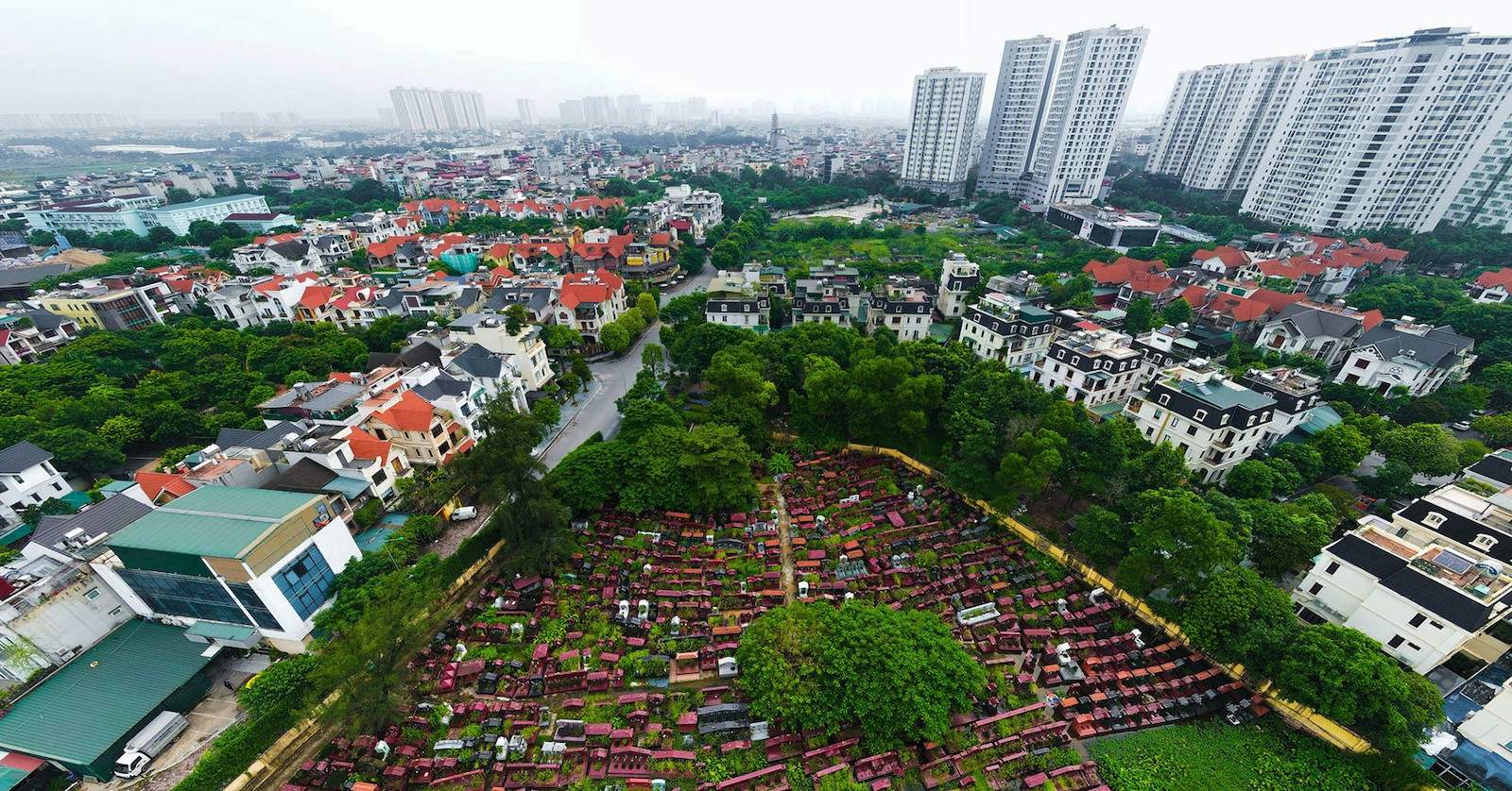 Lý do phải photo sổ đỏ làm sạch dữ liệu; giật mình giá căn hộ sát nghĩa trang