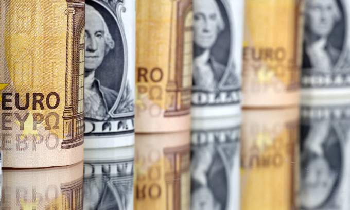 Dollar edges up against dong