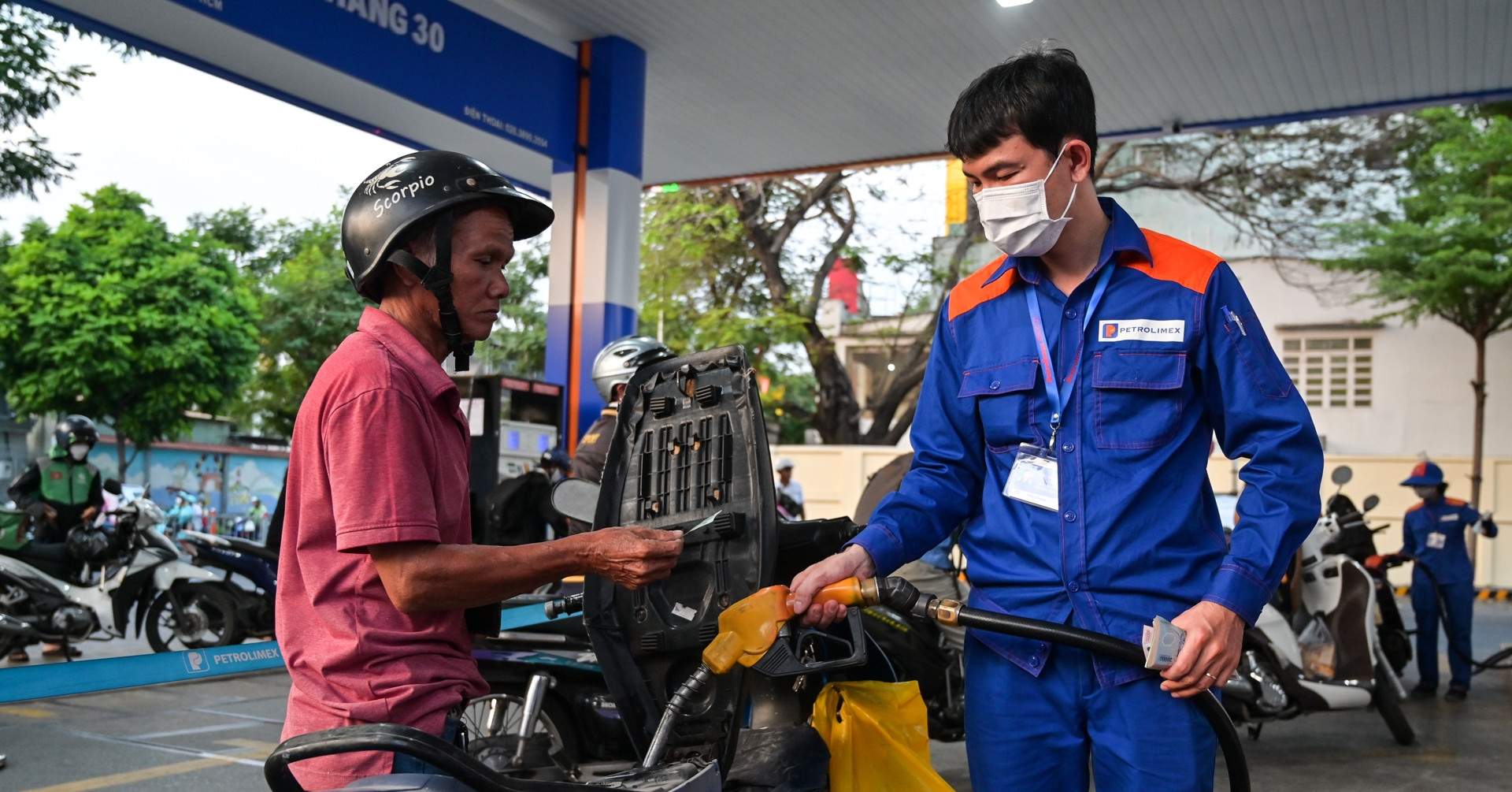 Giá xăng ngày mai dự báo giảm mạnh