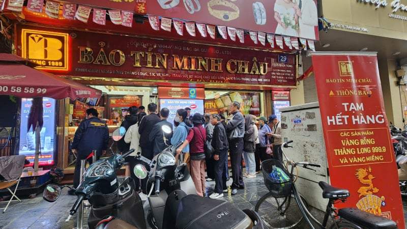 Người dân đội mưa xếp hàng, nhà vàng cháy hàng, chợ đen bắt đầu khan vàng