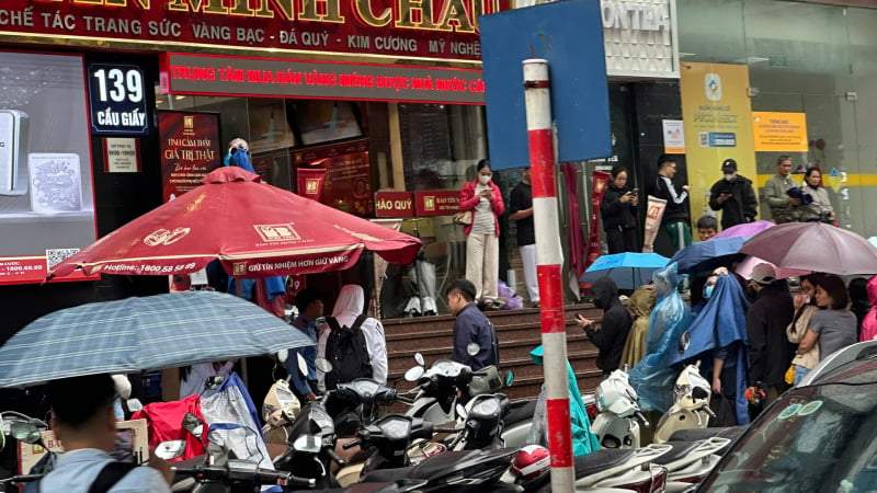 Nhà vàng bán nhỏ giọt, người mua vẫn xếp hàng dài bất chấp trời mưa