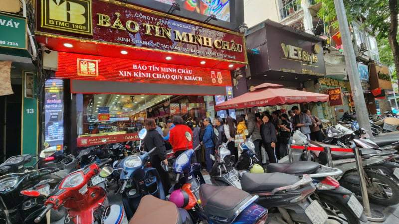 Nhà vàng bán số lượng lớn, người dân ồ ạt xếp hàng mua