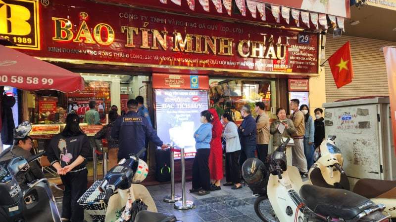 Nhà vàng tung chiêu lạ, người dân lại kéo nhau xếp hàng