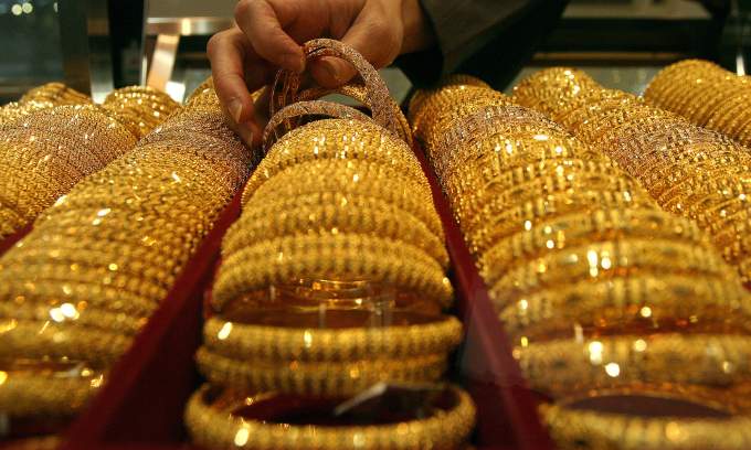 Singapore arrests two Malaysians following 6,000 gold scam involving fake officials