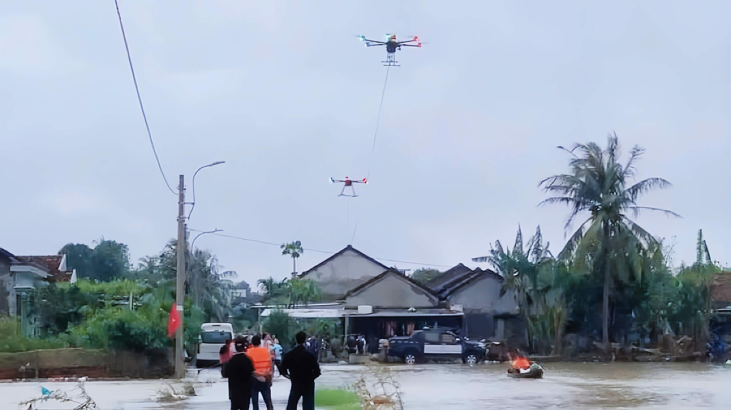 UAV vận chuyển nhu yếu phẩm đến bà con vùng bị lũ lụt miền Trung