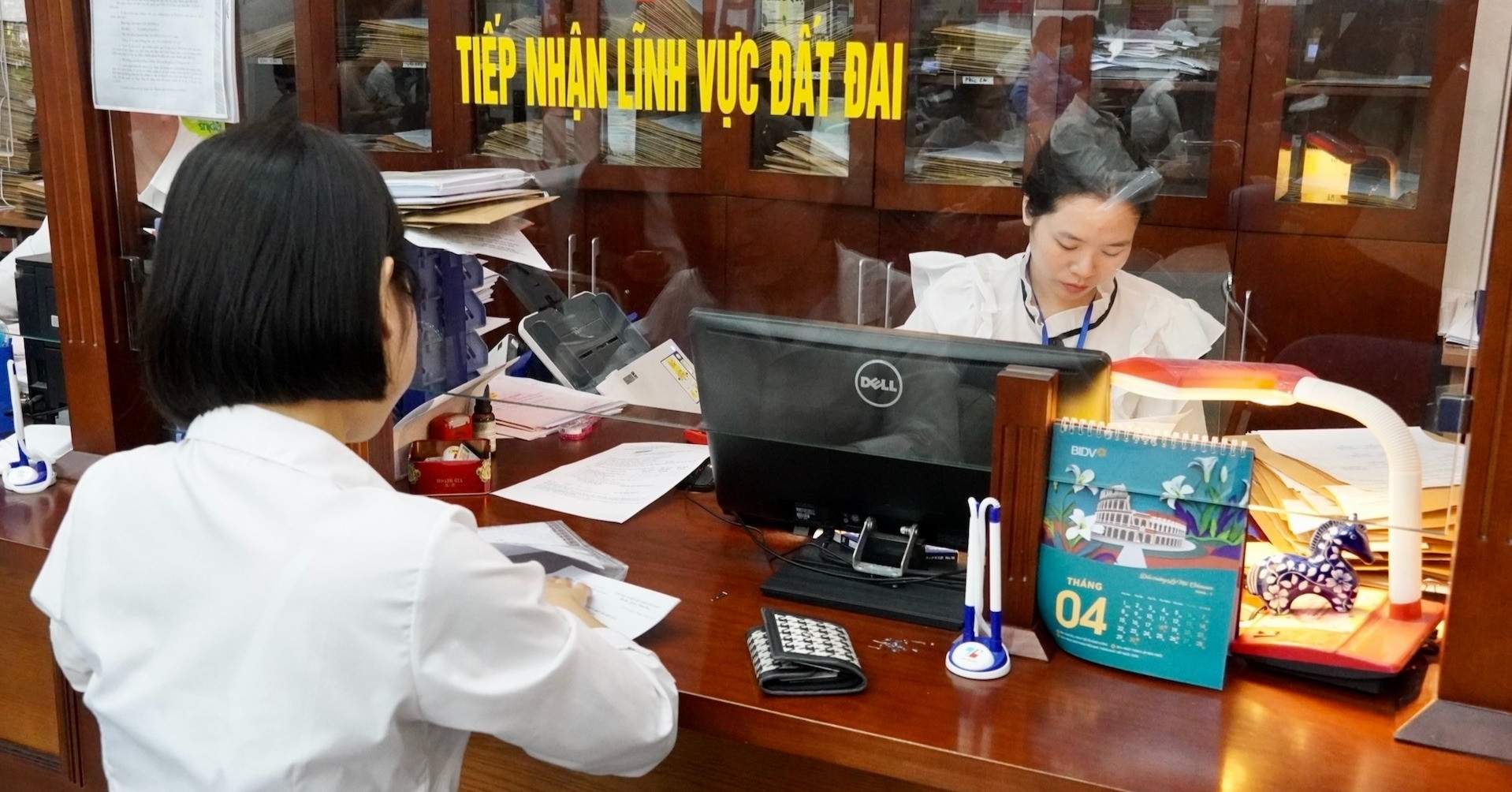 Cấp tỉnh hay xã làm thủ tục đất đai tốt hơn; Hà Nội xây gì trên đất vàng di dời?
