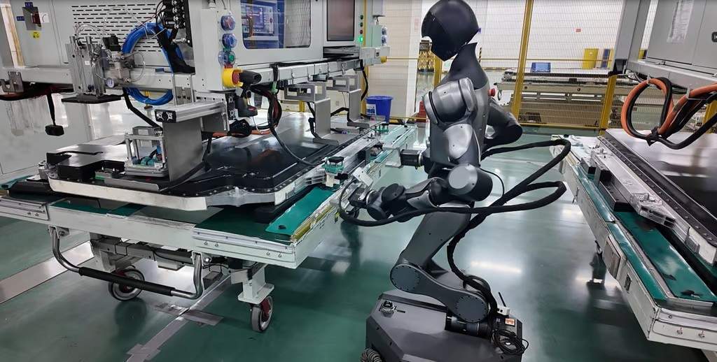 CATL tiên phong đưa robot hình người vào sản xuất pin xe điện quy mô lớn CATL tiên phong đưa robot hình người vào sản xuất pin xe điện quy mô lớn