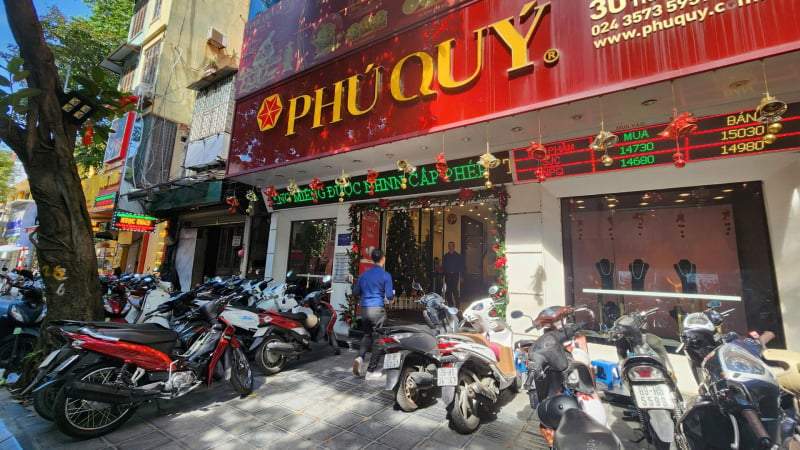 Cửa hàng thừa vàng bán ra, người mua không còn xếp hàng