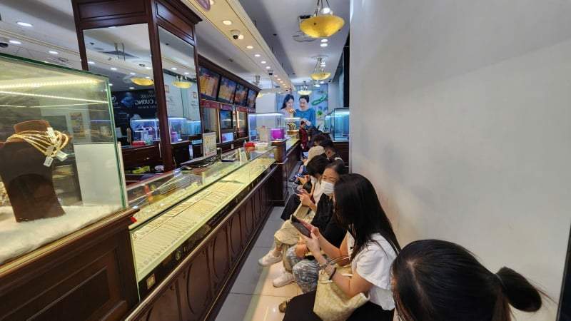 Đồng loạt giảm mạnh, nhà vàng hạn chế bán ra