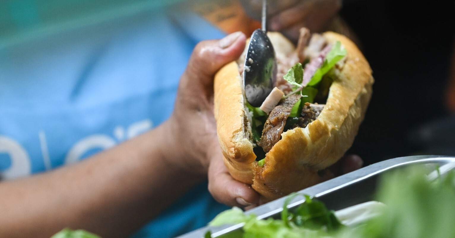 Dứt áo rời phố lớn, chủ quán bánh mì tiết kiệm 30 triệu đồng mỗi tháng