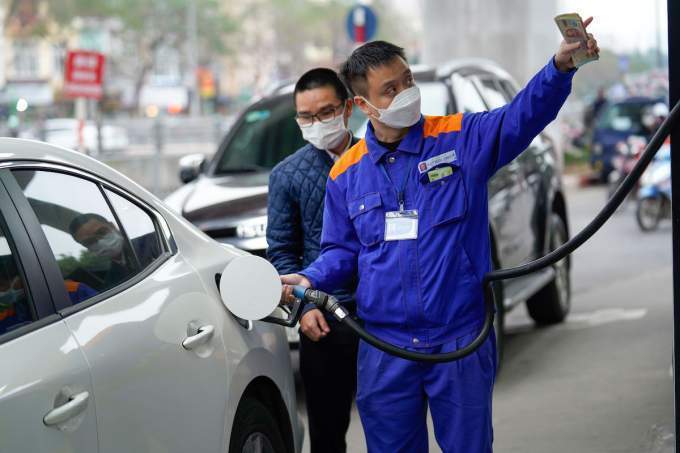 Gasoline price dips to near 7-month low