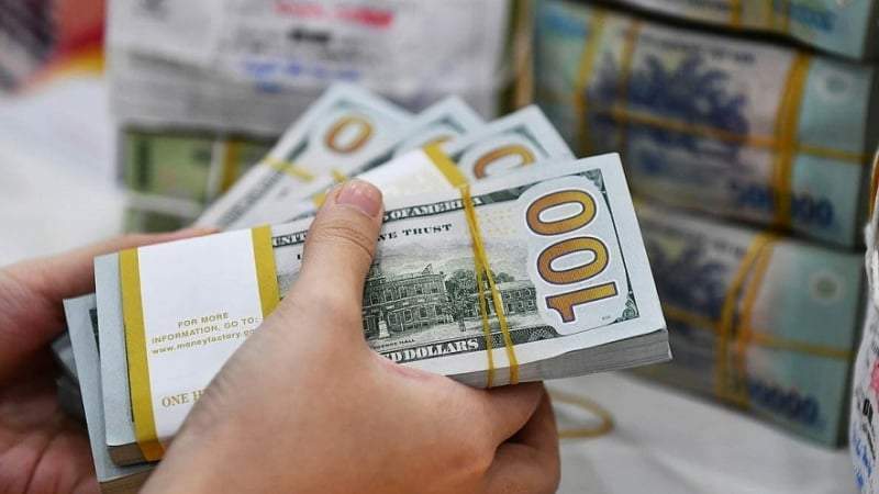 Giá USD chợ đen bay hơn 200 đồng