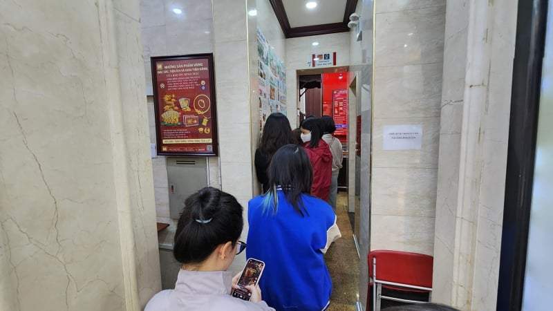 Giá vàng hôm nay mới nhất (21/12): Vàng nhẫn bất ngờ giảm, sự thật về người xếp hàng mua