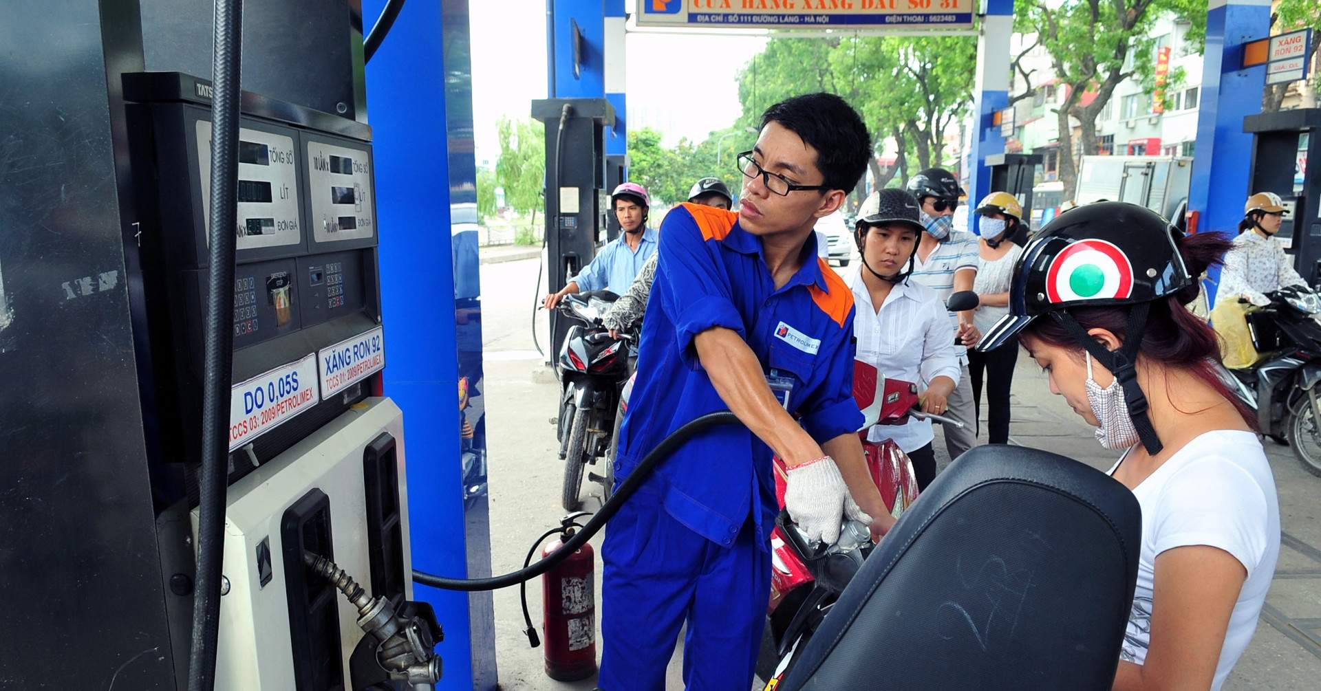 Giá xăng dầu đồng loạt giảm