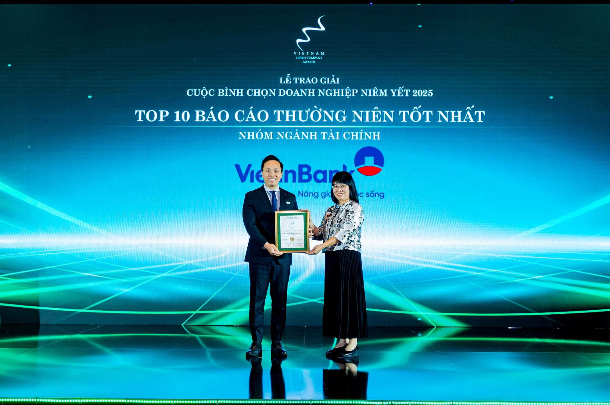 Hai giải thưởng uy tín ghi nhận nỗ lực minh bạch trong hoạt động quản trị của VietinBank Hai giải thưởng uy tín ghi nhận nỗ lực minh bạch trong hoạt động quản trị của VietinBank