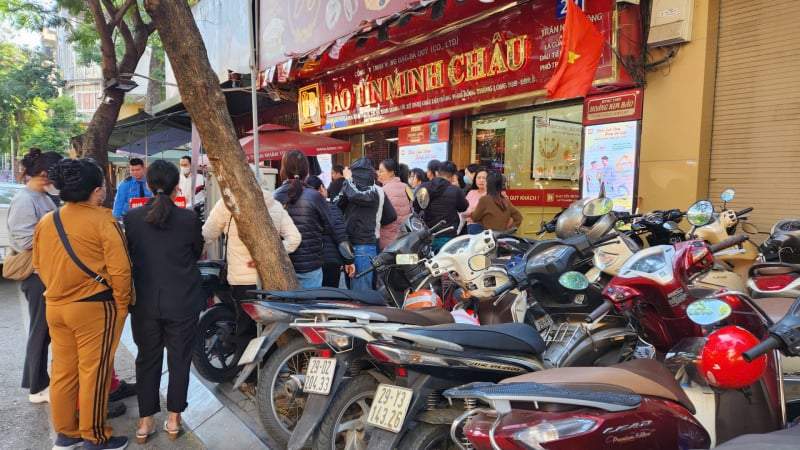 Người dân xếp hàng dài, phanh phui góc khuất sau điều tra