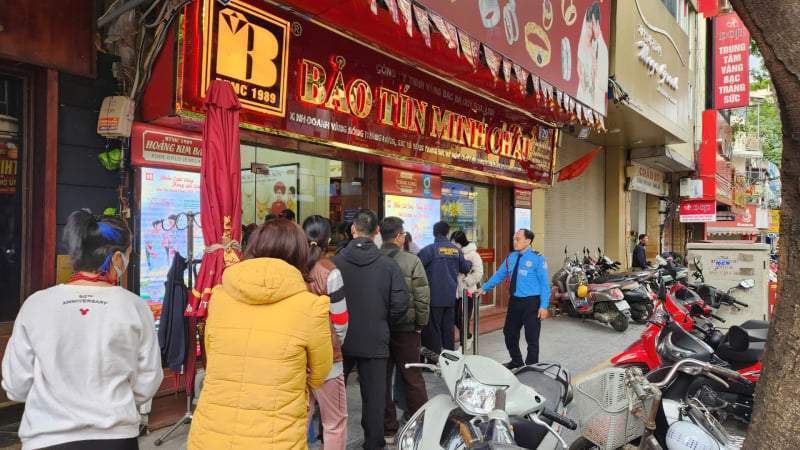 Người mua bán vàng xếp hàng dài ngày cuối tuần