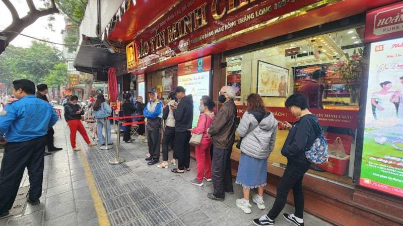 Người mua xếp hàng dài trước khi nhà vàng đón khách