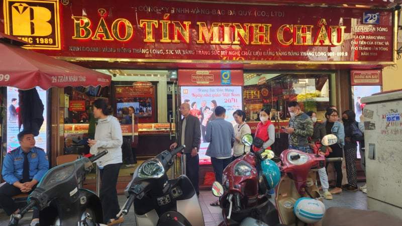 Nhà vàng bán nhỏ giọt, người mua xếp hàng đông hơn ngày thường, liệu có bất thường?