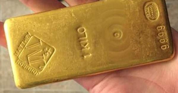 Phát hiện thỏi vàng 1 kg trị giá hơn 4 tỷ đồng dưới bồn tắm, người đàn ông suýt vứt cả ‘kho báu’ vào sọt rác Phát hiện thỏi vàng 1 kg trị giá hơn 4 tỷ đồng dưới bồn tắm, người đàn ông suýt vứt cả ‘kho báu’ vào sọt rác