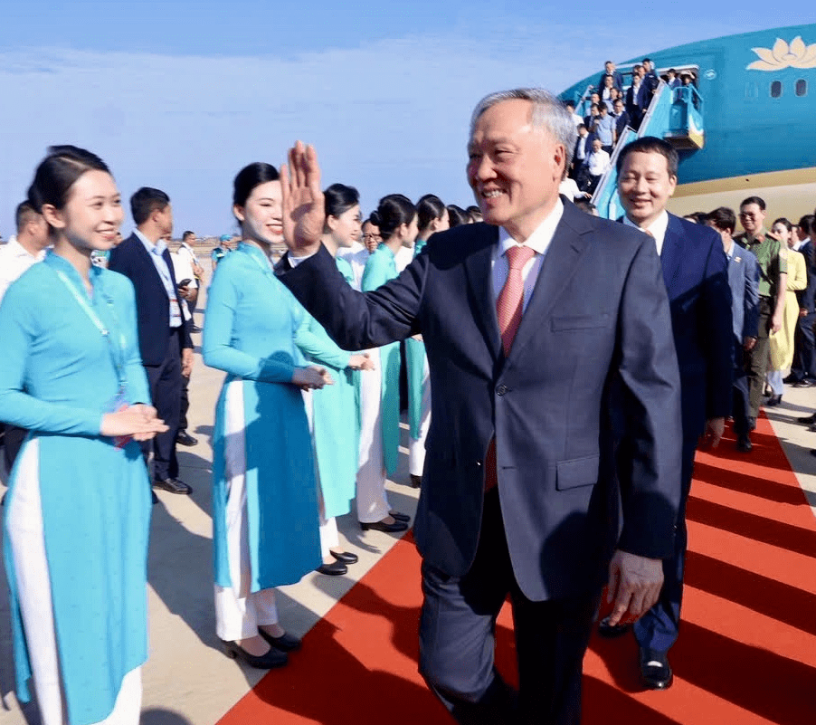 Phó Thủ tướng Nguyễn Hòa Bình đáp chuyến bay đầu tiên tại sân bay Long Thành