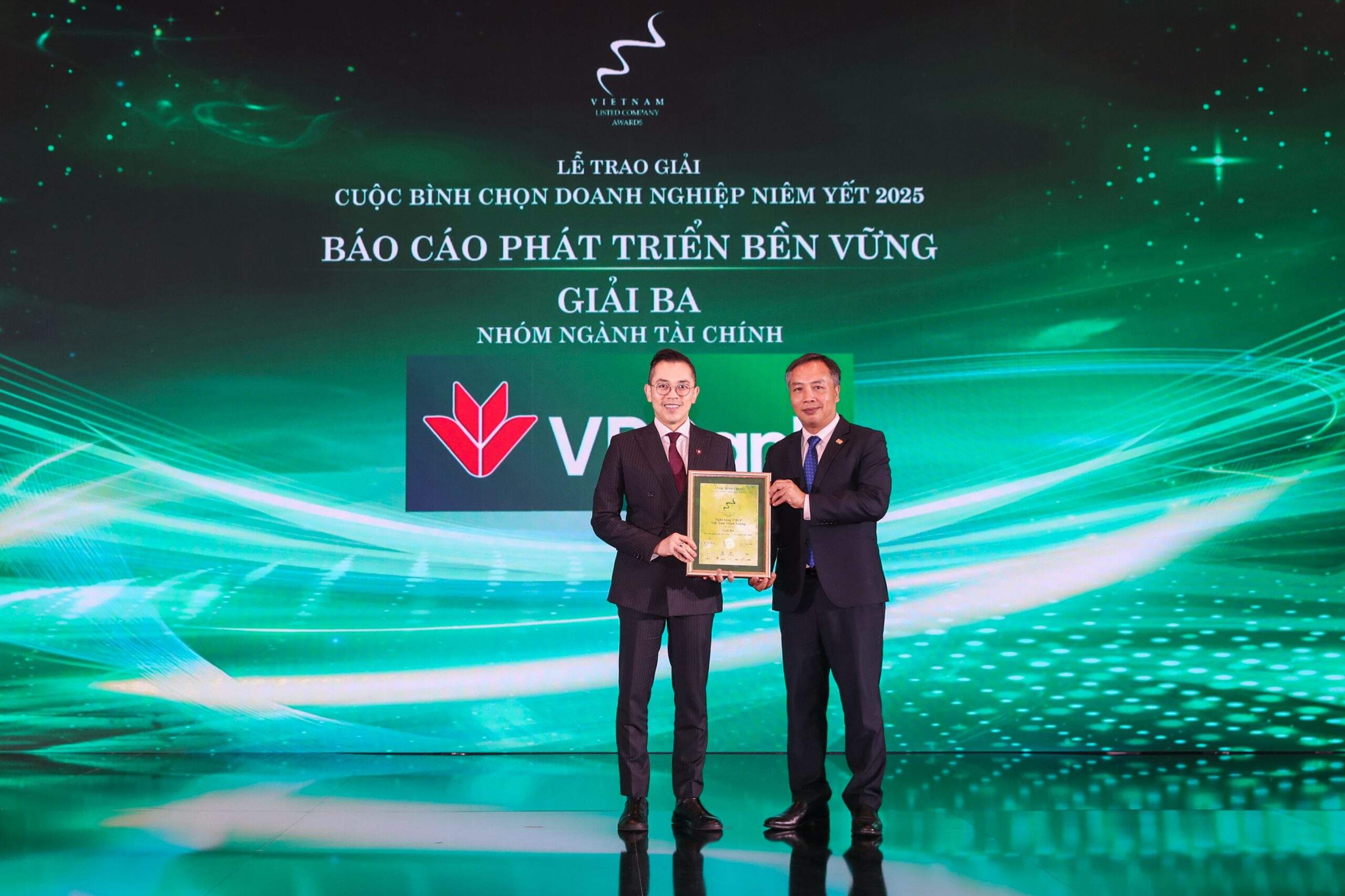 VPBank là ngân hàng duy nhất nhận cú đúp giải thưởng Báo cáo Thường niên, Báo cáo Phát triển Bền vững VPBank là ngân hàng duy nhất nhận cú đúp giải thưởng Báo cáo Thường niên, Báo cáo Phát triển Bền vững