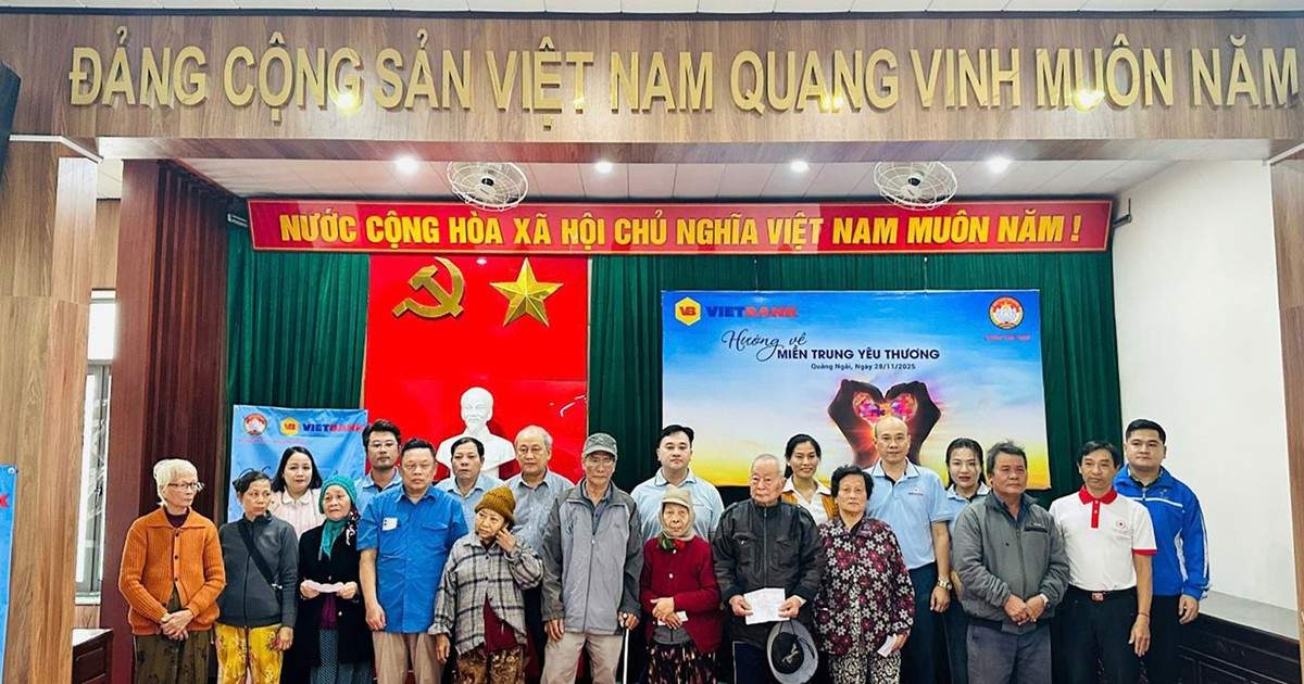 Vietbank hướng về miền Trung yêu thương, trao 3.600 suất quà cho đồng bào vùng lũ