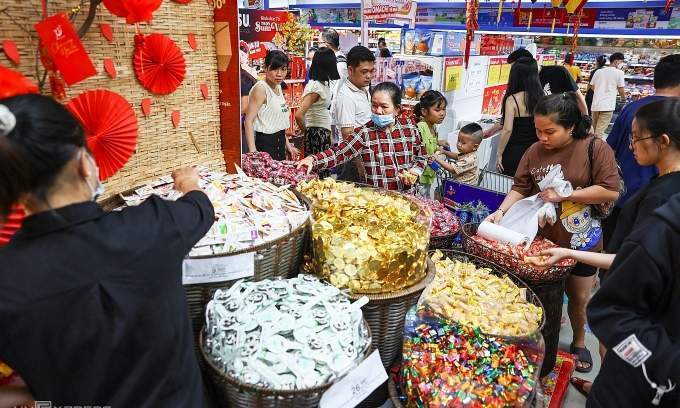 Vietnam’s main holiday season to be hit by cut in shopping budgets