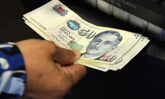 Who appears on all Singapore dollar banknotes?