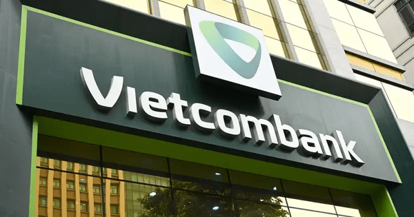 Khách hàng Vietcombank rút tiền, chuyển tiền, nộp tiền tại cửa hàng FPT chú ý biểu phí mới