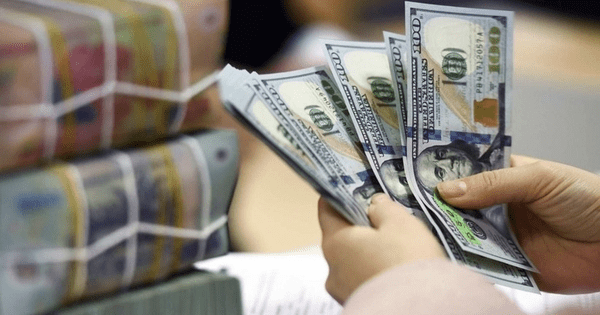Lãi suất qua đêm liên ngân hàng giảm mạnh, tỷ giá USD lao dốc