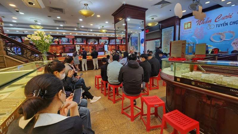 Cửa hàng thừa vàng bán ra, người mua ồ ạt tới xếp hàng