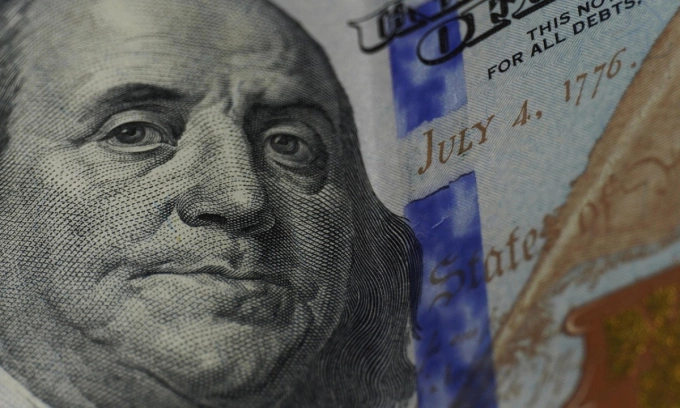 Dollar gains on black market