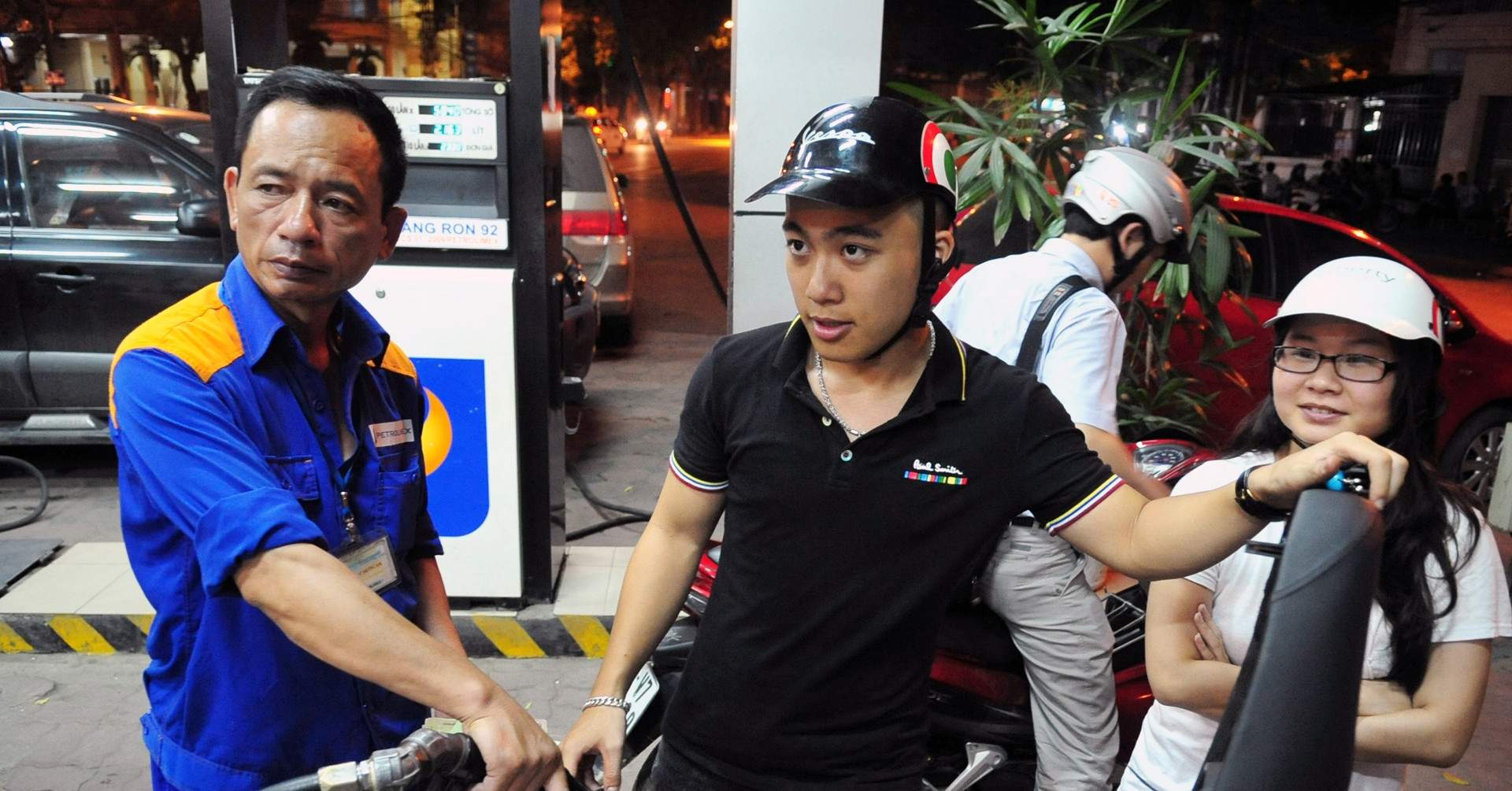 Giá xăng giảm, giá dầu tiếp tục đi lên