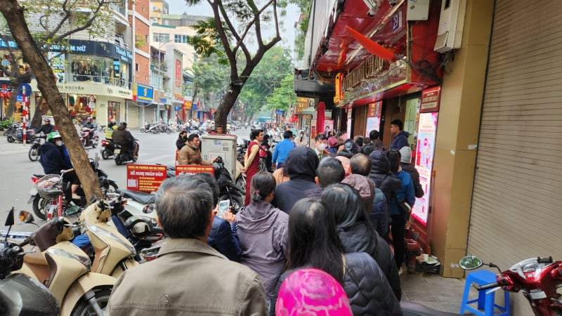 Hàng dài người mua chen chúc, nhà vàng lại dừng bán