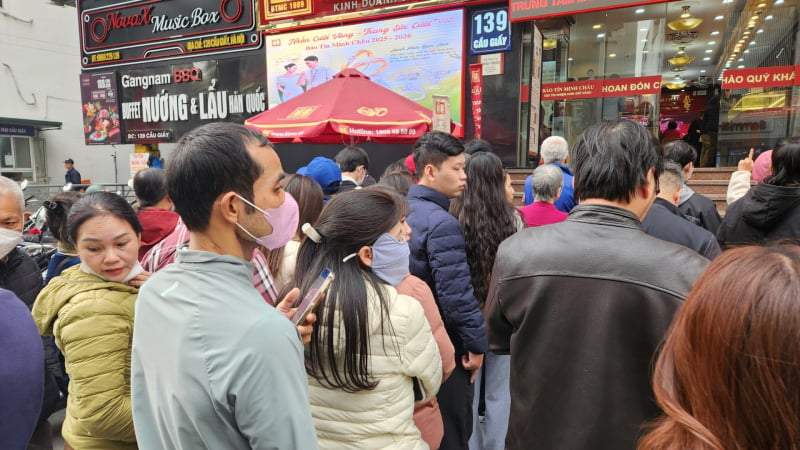 Người mua nườm nượp xếp hàng, nhà vàng vẫn giới hạn bán